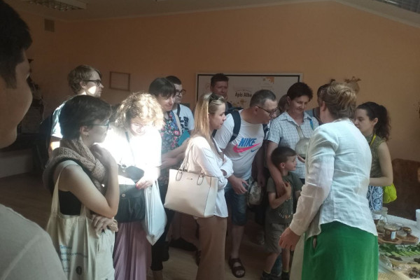 photo_5370968629736229349_y