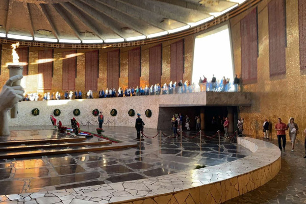 photo_5256099402987197518_y