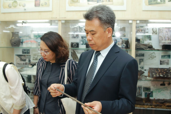 photo_5429481236952373426_y