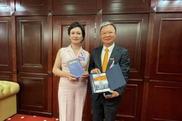 photo_5467665381704457169_y