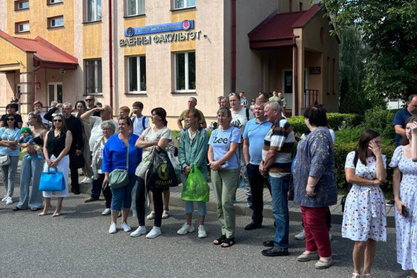 photo_5289778805650613332_y