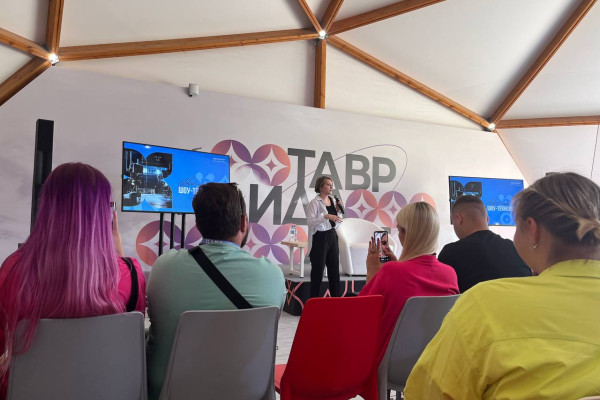 photo_5402530055176970706_y