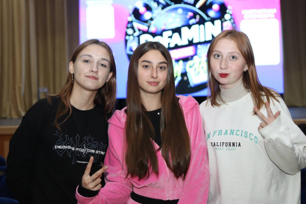 photo_5467802429815907211_y