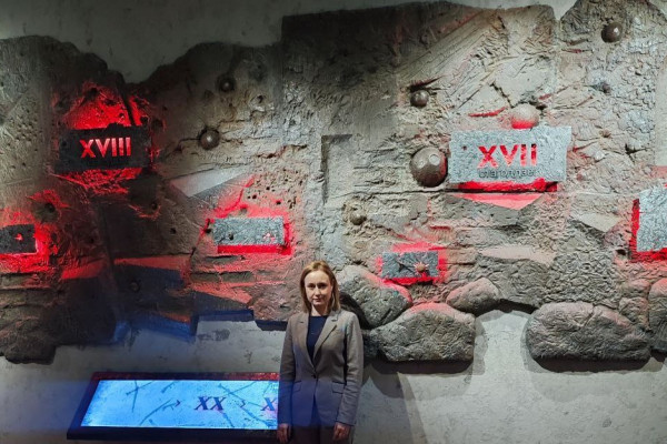 photo_5318990969879782907_y