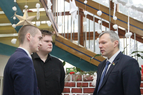 photo_5447118657592357386_y