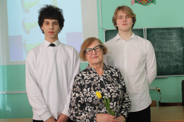 photo_5357337932547105052_y