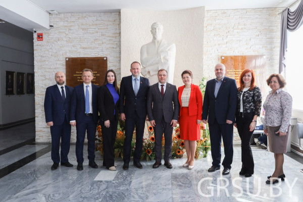 photo_5435976975555620064_y