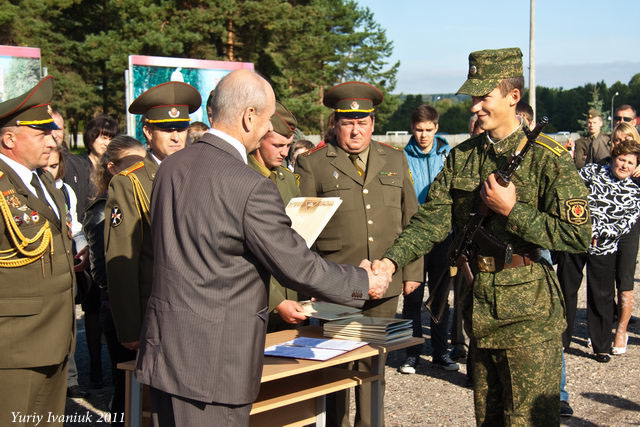 Ректор ГрГУ Евгений Алексеевич Ровба вручает дипломы курсантам военного факультета ГрГУ, ректор, Ровба, военный факультет, курсанты