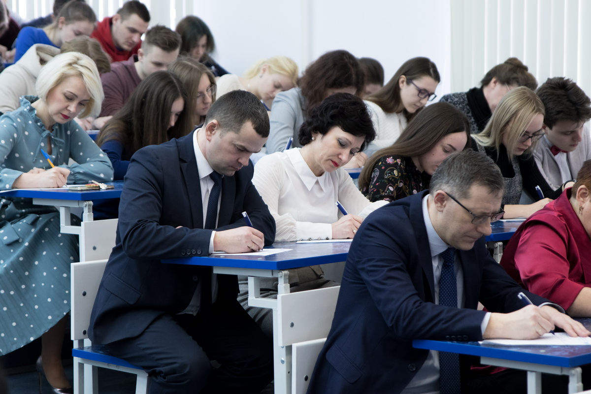 «Пад іменем Купалы»: агульнаўніверсітэцкая Купалаўская дыктоўка адбылася ў ГрДУ імя Янкі Купалы