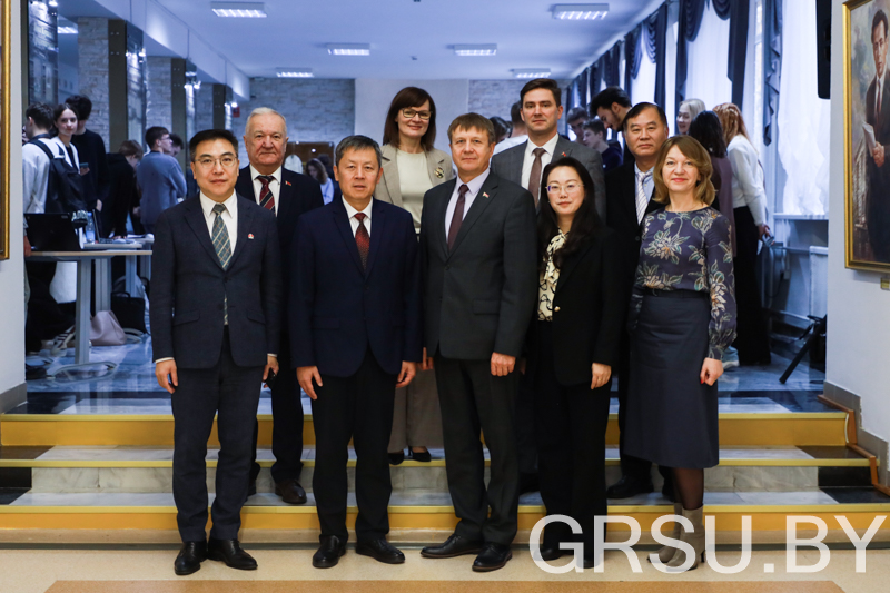 Делегация из КНР посетила ГрГУ имени Янки Купалы