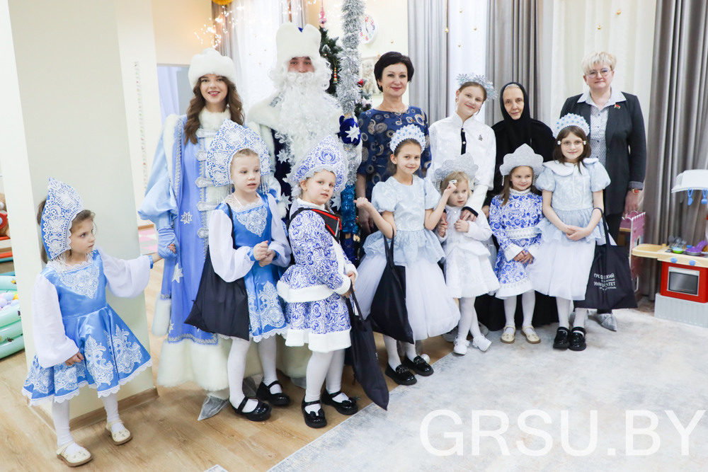 Марафон добрых дел: ректор ГрГУ имени Янки Купалы поздравила воспитанников детского дома семейного типа